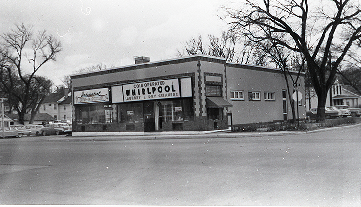 The building at 900 Mississippi St operating as a coin-operated Whirlpool self-service laundry and dry cleaner, around 1959.